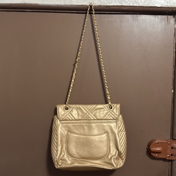 Elegant Gold Quilted Women's Bag - Picture 3 of 6